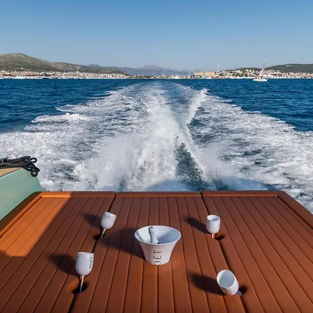 Condor Yachting Boat Hotel en barco *